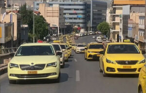 Αυτοκινητοπομπή ταξί «παρέλυσε» την Αθήνα – Μαζική κινητοποίηση στο υπουργείο Μεταφορών