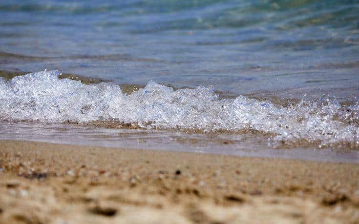 Δήμαρχος προτρέπει τους πολίτες να κολυμπούν σε μολυσμένα νερά