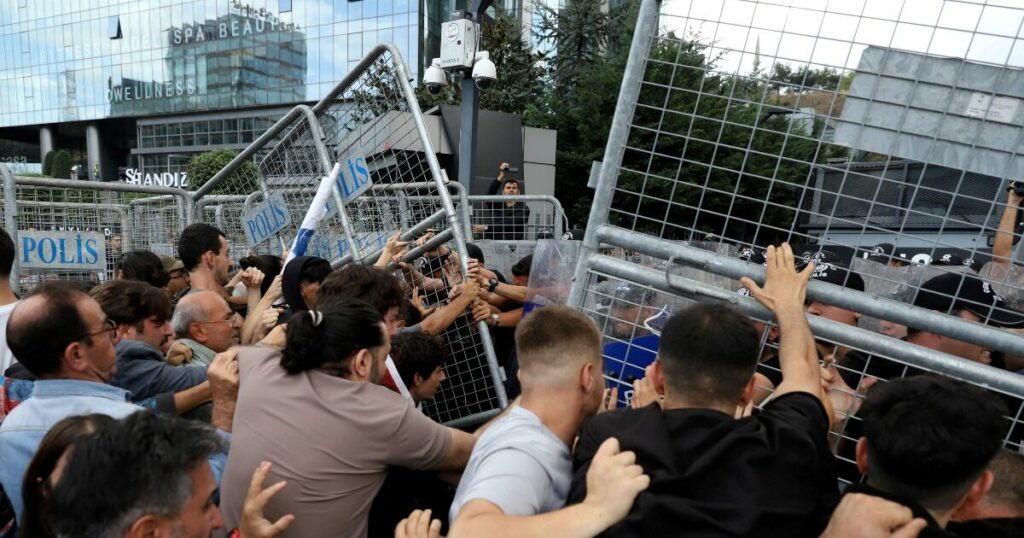 Συγκρούσεις στην Κωνσταντινούπολη μεταξύ αστυνομίας και υποστηρικτών του CHP 7 Συγκρούσεις στην Κωνσταντινούπολη μεταξύ αστυνομίας και υποστηρικτών του CHP