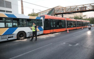 Ατύχημα στη Βούλα: Επιβάτης και στο τραμ και στο λεωφορείο