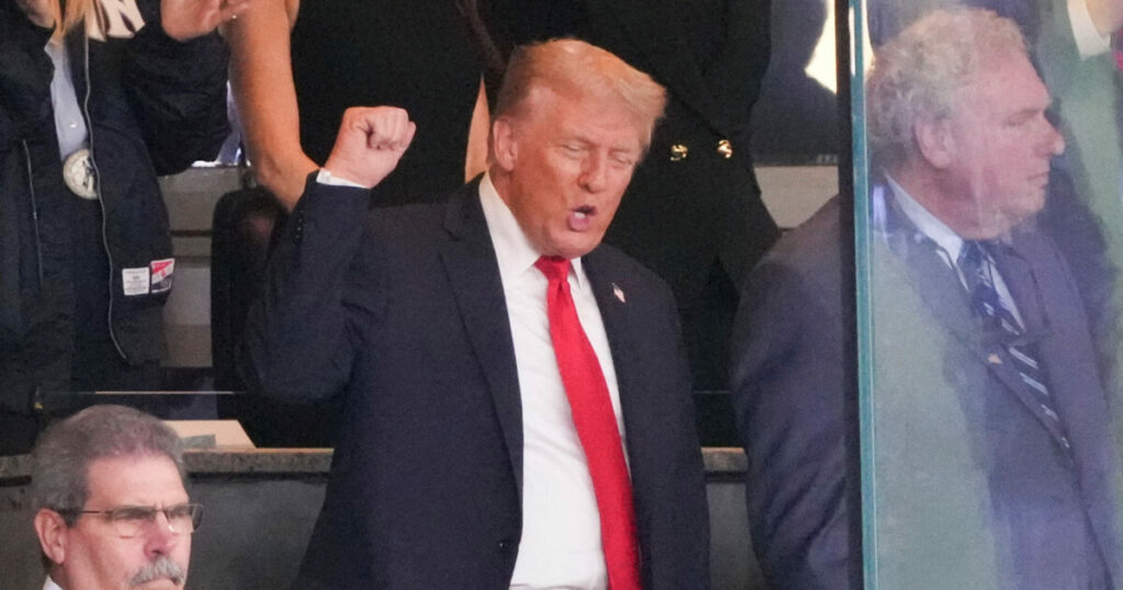 Ο Ντόναλντ Τραμπ παρακολούθησε αγώνα μπέιζμπολ μετά την επικοινωνία του με τη χήρα του Τσάρλι Κερκ