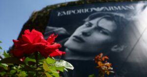 Τζόρτζιο Αρμάνι: Συγκλονιστική προσέλευση για τον θρύλο της μόδας πριν το λαϊκό προσκύνημα