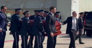 Ο Τζέι Ντι Βανς μεταφέρει το φέρετρο του Τσάρλι Κερκ