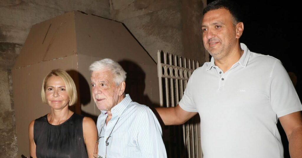 Η Τζένη Μπαλατσινού σε νυχτερινή έξοδο με τον πατέρα της και τον Βασίλη Κικίλια 2 Η Τζένη Μπαλατσινού σε νυχτερινή έξοδο με τον πατέρα της και τον Βασίλη Κικίλια