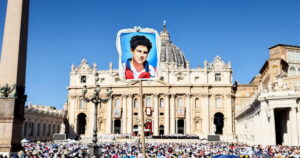 Αγιοποίηση του Κάρλο Ακούτι: Η πλατεία Αγίου Πέτρου γεμάτη από προσκυνητές