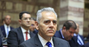 Ο Μάξιμος Χαρακόπουλος εντυπωσίασε στη Βουλή με την μπλε γραβάτα του