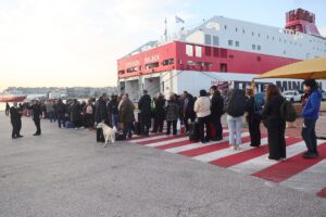Προβλήματα στον Πειραιά: Τουριστική ακαταστασία και σιωπή των αρχών