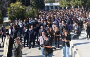 Συγκίνηση και μουσική στην κηδεία του Διονύση Σαββόπουλου