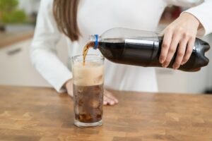 Η κατανάλωση αναψυκτικών μπορεί να επιδεινώσει την κατάθλιψη μέσω αλλαγών στη μικροχλωρίδα του εντέρου