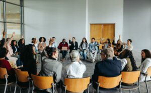 Η πολυοικογενειακή θεραπεία βοηθά τους γονείς να επανασυνδεθούν με εφήβους που αρνούνται το σχολείο