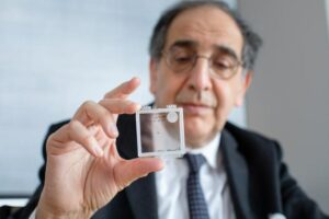 Ασύρματη εμφύτευση αμφιβληστροειδούς αποκαθιστά την όραση σε ασθενείς με προχωρημένη εκφύλιση της ωχράς κηλίδας