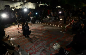 Συγγενείς θυμάτων Τεμπών έγραψαν ξανά τα ονόματα τους μπροστά από τη Βουλή