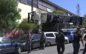 Ανατροπή γερανοφόρου οχήματος σε σταθμευμένα αυτοκίνητα στο Κερατσίνι