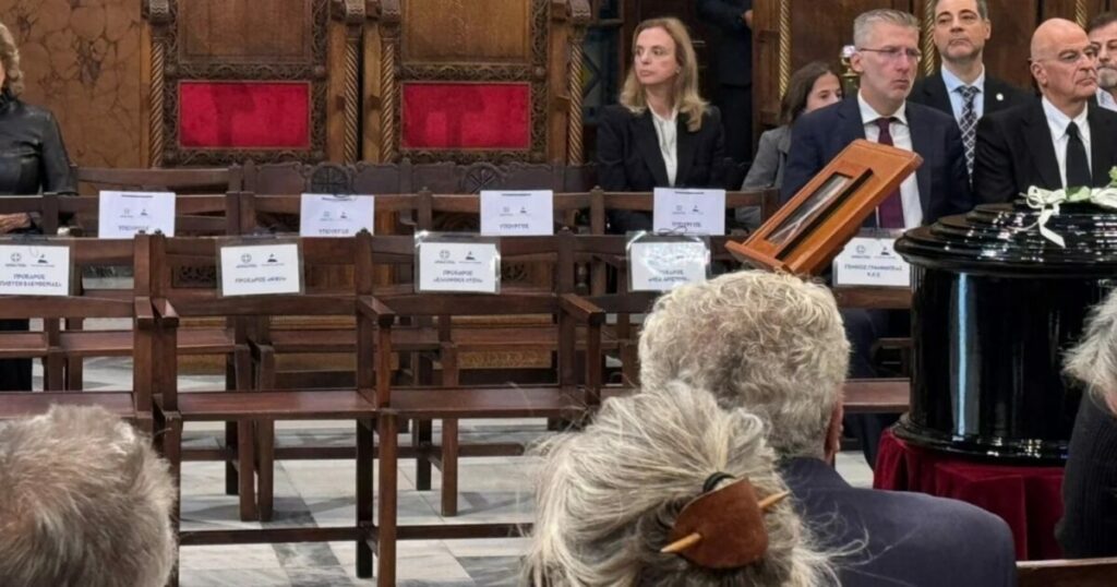 Διονύσης Σαββόπουλος: Η κηδεία και οι άδειες θέσεις της αντιπολίτευσης