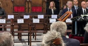 Διονύσης Σαββόπουλος: Η κηδεία και οι άδειες θέσεις της αντιπολίτευσης