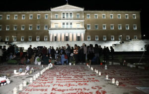 Προσκλητήριο των θυμάτων των Τεμπών μπροστά στη Βουλή