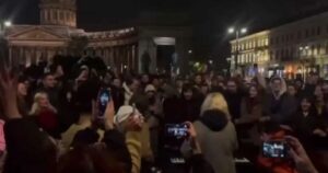 Αγία Πετρούπολη: Νέοι Ρώσοι ζητούν την απομάκρυνση του Πούτιν με αντιπολεμικά τραγούδια
