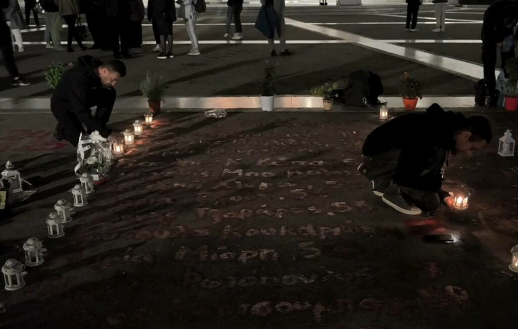 Συγκεντρώσεις μνήμης για τα θύματα των Τεμπών μπροστά από τη Βουλή