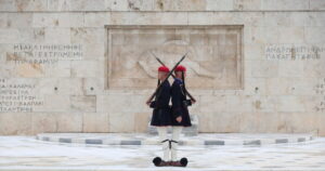 Αντιπαράθεση στη Βουλή για την τροπολογία του μνημείου του Αγνώστου Στρατιώτη