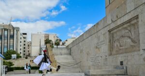 Χατζηδάκης: Τα μνημεία των ηρώων δεν είναι χώροι διαμαρτυρίας