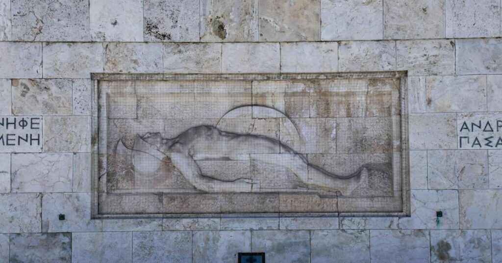 Οι αντιδράσεις για τον Άγνωστο Στρατιώτη: Δένδιας και Μητσοτάκης σε διαφορετικές γραμμές