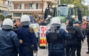Συγκρούσεις στη Λιβαδειά: Αγρότες περικύκλωσαν τον Κώστα Τσιάρα