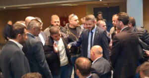 Επεισόδια στο Διοικητήριο Λιβαδειάς με αγρότες και τον Κώστα Τσιάρα