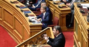 Ανδρουλάκης κατά Μητσοτάκη για τον Άγνωστο Στρατιώτη και οι πολιτικές εξελίξεις