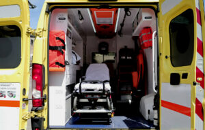Πτώση φορείου από ασθενοφόρο στην Αλεξανδρούπολη