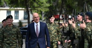 Επίσκεψη Δένδια στο εργοστάσιο παραγωγής drones: «Καλώ τον πρωθυπουργό να δει τη δουλειά μας»