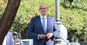 Αντιδράσεις για την απουσία Δένδια από τη Βουλή και τη δήλωσή του για το μνημείο του Άγνωστου Στρατιώτη