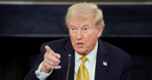 Ο Τραμπ διαψεύδει επιθέσεις στη Βενεζουέλα ενώ ο Μαδούρο ζητά όπλα από Πούτιν