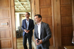 Εκλογική «μάχη» Δούκα – Μπακογιάννη με σκίσιμο ανακοινώσεων και εκφοβισμό