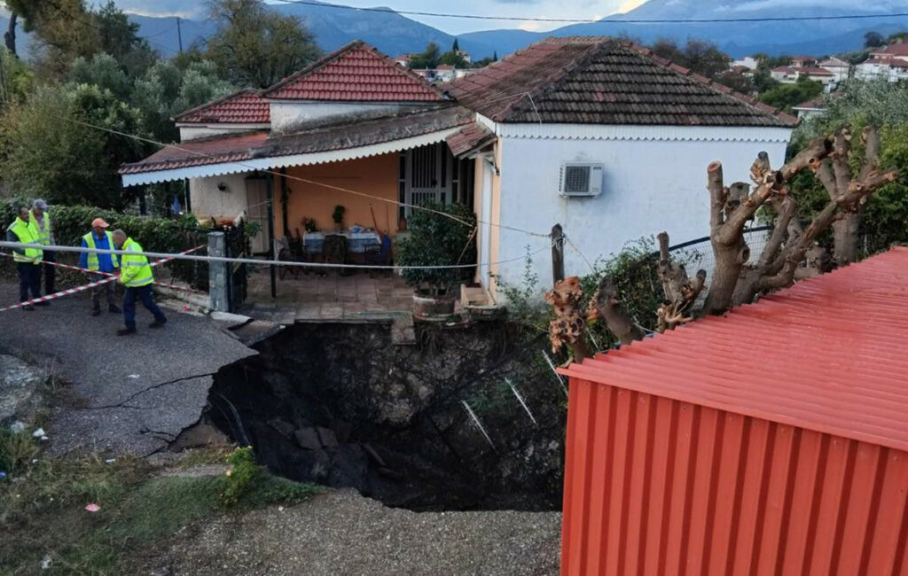 Καθίζηση εδάφους στις Φυτείες Αιτωλοακαρνανίας: Δημιουργία κρατήρα κοντά σε σπίτια