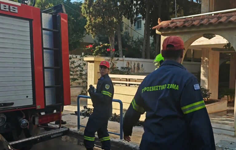 Ηρωική παρέμβαση πυροσβεστών στο Παλαιό Φάληρο: Διάσωση δύο ηλικιωμένων από τη φωτιά Ηρωική παρέμβαση πυροσβεστών στο Παλαιό Φάληρο: Διάσωση δύο ηλικιωμένων από τη φωτιά