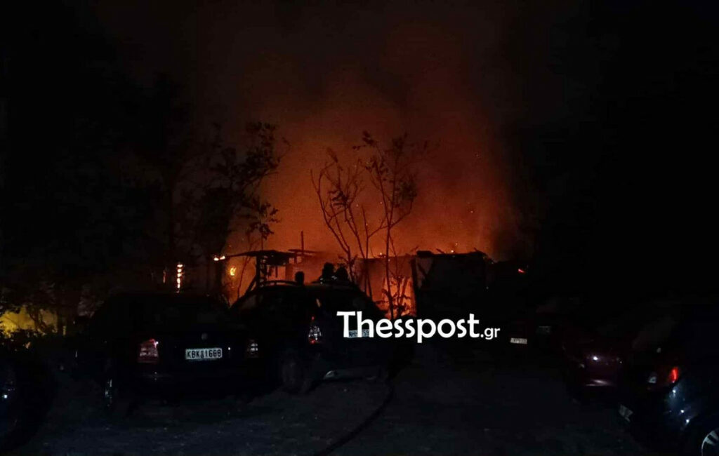 Φωτιά σε παλιό κτίριο στη Θεσσαλονίκη προκαλεί αναστάτωση