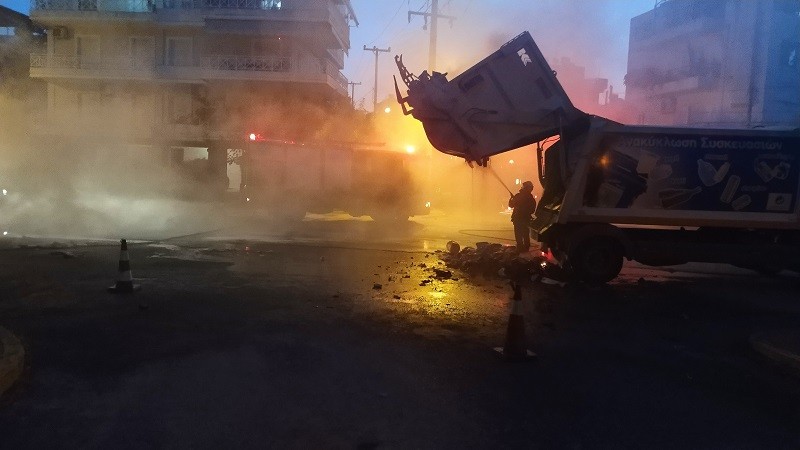 Φωτιά σε απορριμματοφόρο στον Πειραιά
