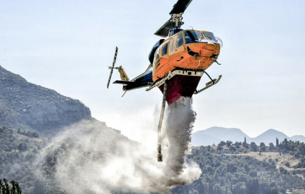 Φωτιά σε δασική περιοχή στην παραλία Ζαράκων της Εύβοιας – Εναέρια μέσα σε δράση