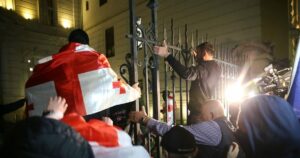 Αναταραχή στη Γεωργία: Διαδηλωτές επιχείρησαν να εισβάλουν στο προεδρικό μέγαρο