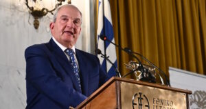 Καραμανλής: Προειδοποιεί για πολιτική κρίση που μπορεί να οδηγήσει σε εθνική