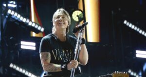 Η επιστροφή του Κιθ Έρμπαν στη σκηνή μετά το διαζύγιο