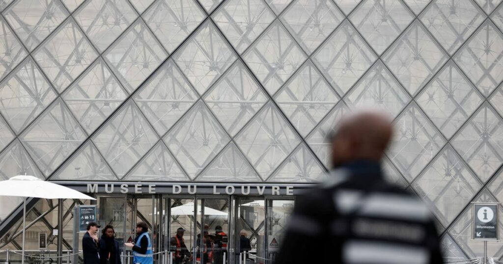 Διάρρηξη στο Μουσείο του Λούβρου: Οι δράστες έμειναν λιγότερο από 4 λεπτά