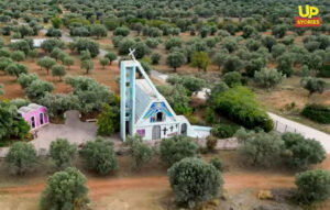 Η αληθινή ιστορία πίσω από το γαλάζιο κτίσμα της Παιανίας