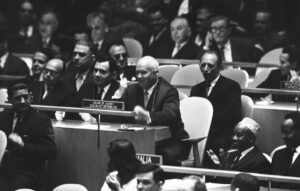 Σαν σήμερα 12 Οκτωβρίου: Ο Νικίτα Χρουστσόφ χτυπά το παπούτσι του στο τραπέζι του ΟΗΕ