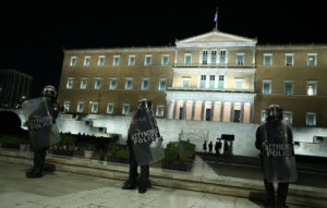 ΜΑΤ τοποθετήθηκαν στο Μνημείο του Άγνωστου Στρατιώτη λόγω πορείας