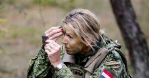 Η βασίλισσα Μάξιμα της Ολλανδίας σε στρατιωτική εμφάνιση