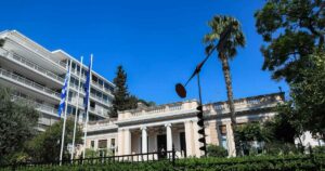 Αιχμές από το Μέγαρο Μαξίμου για την παραίτηση Τσίπρα και τις κινήσεις Σαμαρά
