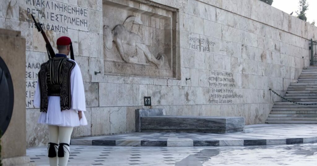 Μαρινάκης: Απαγόρευση δραστηριοτήτων στο μνημείο του Αγνώστου Στρατιώτη