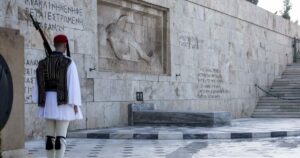 Μαρινάκης: Απαγόρευση δραστηριοτήτων στο μνημείο του Αγνώστου Στρατιώτη
