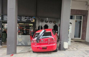 Λαμία: Αυτοκίνητο εισέβαλε σε κατάστημα στο κέντρο της πόλης